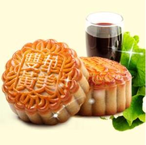 春去秋來(lái)收獲日， 金秋團(tuán)圓月，華美月餅香。待到月圓中秋夜， 歸故里，見(jiàn)爹娘。
